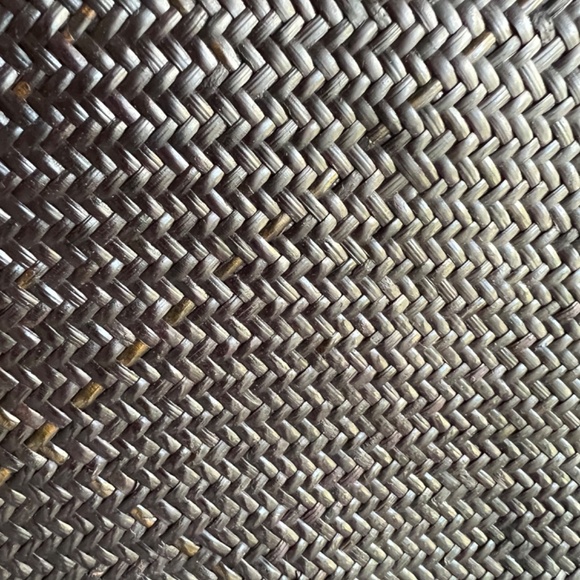 Black straw handbag with tortoise shell handle. - Picture 8 of 8